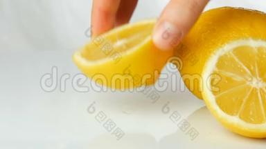 白色背景上成熟的新鲜多汁的黄柠檬。 女人手拿熟柠檬