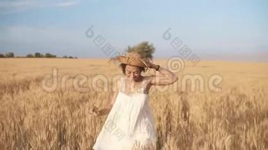 漂亮的年轻女子穿着白色连衣裙在麦田里<strong>奔跑</strong>。 微笑，快乐的女人<strong>奔跑</strong>，戴着草帽