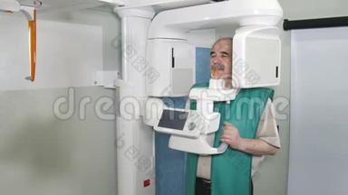 全景和头影X射线扫描仪检查病人的过程
