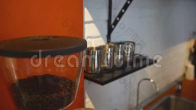 咖啡机中咖啡豆的特写。 艺术。 柜台后面配有带铁架子的专业咖啡师设备