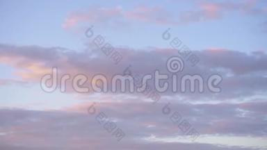 天空中夕阳的粉红云