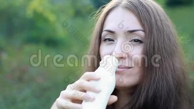 喝<strong>牛奶</strong>的女人-<strong>牛奶</strong>，凯菲，酸奶。 乳制品店的女孩脸和白胡子<strong>特写</strong>