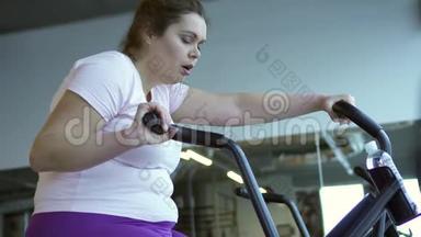 胖女人坐在静止的自行车上<strong>很累</strong>