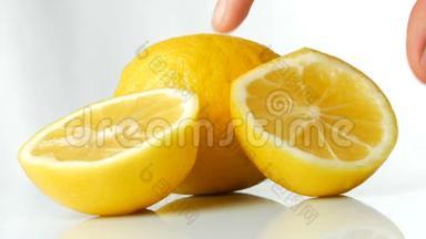 白色背景上成熟的新鲜多汁的黄柠檬。 女人手拿熟柠檬