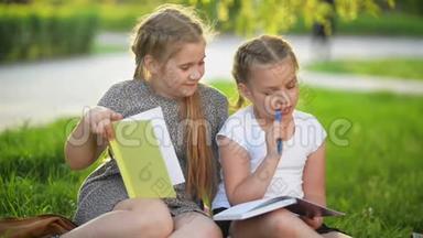 可爱的女孩一起在户外做作业。 他们在<strong>放学</strong>后获得知识。