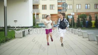 两个快乐的孩子手拉手<strong>一起跑</strong>。 他们的金发在风中飘扬.