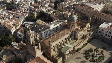 <strong>俯瞰</strong>西班牙中部的塞戈维亚小历史城市。 行动。 从空中<strong>俯瞰</strong>老城区和大教堂