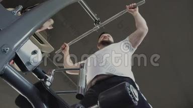 男人在<strong>健身</strong>房的训练模拟器上与私人教练摆动手臂肌肉。 个人<strong>减肥</strong>训练