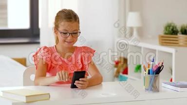 学生<strong>女孩</strong>在家里使用智能手机