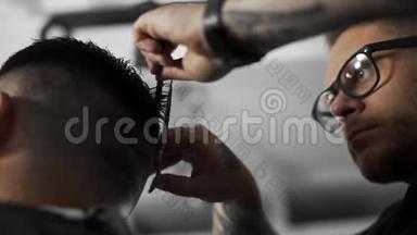理发师在理发店为顾客理发，用剪<strong>刀</strong>、梳子、理发师`理发和<strong>刮胡子</strong>。