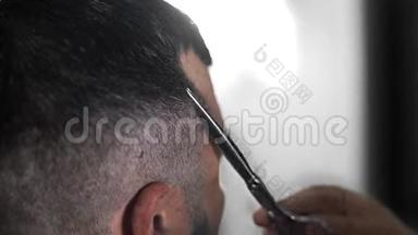 理发师在理发店为顾客理发，用剪刀、梳子、理发师`理发和刮胡子。