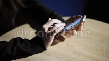 女人的手使用手机，滚动照片在应用程序。 特写