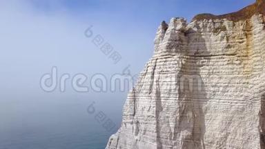游客站在海上白崖峰的俯视图.. 行动。 壮观的白色悬崖，蔚蓝的大海