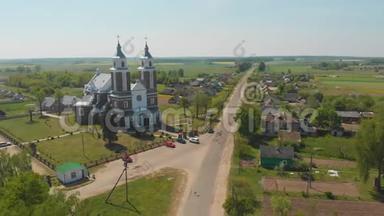 白俄罗斯城市村庄-拉登与天主教会。 无人机的系列视频。
