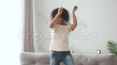 快乐无忧无虑的非洲女孩<strong>独自在家</strong>跳舞