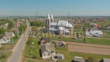 白俄罗斯城市村庄-拉登与天主教会。 无人机的系列视频。