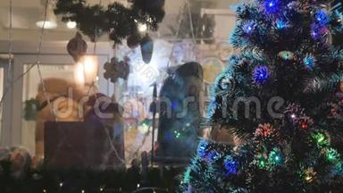 乌拉申纳亚圣诞树，特写。 在后台出焦点的人在店里选礼物.. 节日
