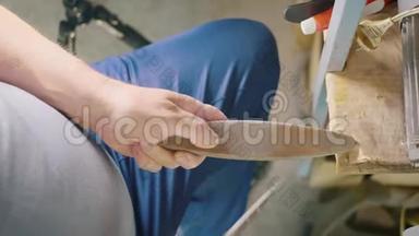 成人专家在轮式车床上磨钢刀.. 人在磨刀和磨刀石上磨