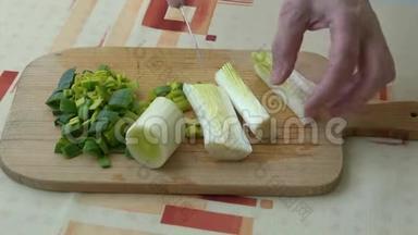 木切板上天然鲜切韭菜.. 韭菜切片的特写.. 新鲜绿色韭菜的切片。 砍了李克。 弗雷斯