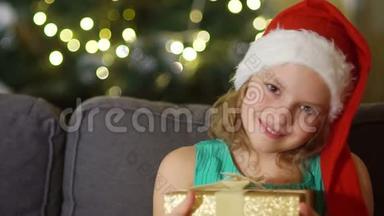 快乐的孩子打开圣诞<strong>礼</strong>盒。 卧室里戴着圣诞老人帽子的滑稽<strong>宝宝</strong>。 孩子微笑的肖像