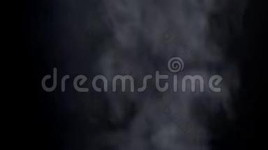 近距离拍摄的蒸气烟雾与喷雾向上飞行的黑色背景。