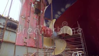 干船坞改造期间的螺旋桨