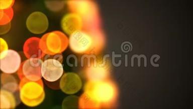 美丽的特写圣诞树灯光闪烁和旋转在BlurBokeh。 加载3d动画。 圣诞快乐
