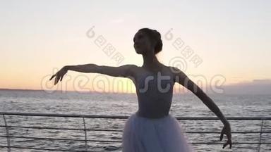 在清晨的阳光下，一个穿着芭蕾舞裙的优雅芭蕾舞者的正面景色。 做练习，练习，古典音乐