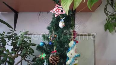 孩子们房间里`圣诞<strong>树上</strong>装饰着<strong>漂亮</strong>的玩具。