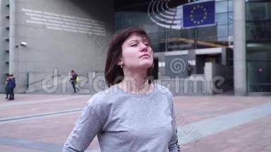 旅游女士<strong>走路</strong>，看布鲁塞尔欧洲议会附近的景点。 比利时。 慢动作