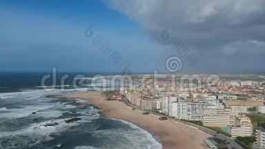 在葡萄牙波尔图的Aver-o-Mar和Povoa de Varzim的海滩和城镇上空拍摄的空中城市景观