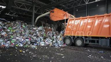 格罗德诺，白俄罗斯-2019年10月：挖掘机将<strong>垃圾</strong>堆放在大堆中，<strong>分类</strong>现代废物回收加工厂。 单独一个
