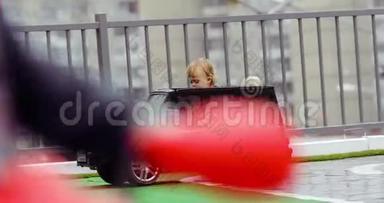 两岁的男孩骑着玩具车
