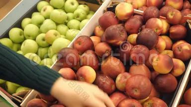 购物超市食品选择和购买苹果