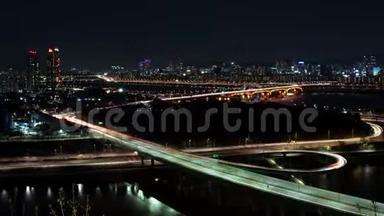 首尔夜景.. 时光流逝高速公路的顶部景观。