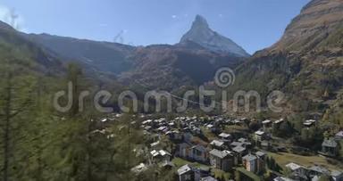 出现在树木之间的Zermatt村-空中4K