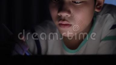 用手写笔在平板电脑屏幕上可爱的亚洲<strong>儿童手绘</strong>。