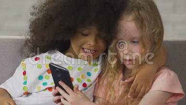 小孩子用<strong>手机</strong>自拍，年轻的社交媒体用户，<strong>科技</strong>