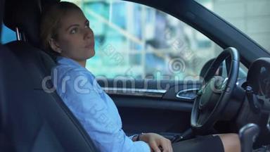 工作一天后，坐在车里，想着问题，让女人很累