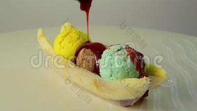 特写多汁的彩色冰淇淋球，上面浇着甜樱桃