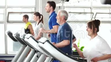 精力充沛的老年妇女在跑步机上锻炼。