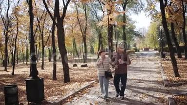 一对老夫妇在秋天公园<strong>散步</strong>。 一位<strong>老人</strong>在秋公园<strong>散步</strong>，喝着咖啡