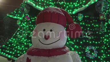 圣诞树背景上有趣的雪人，夜晚时间，特写..