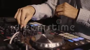 在现代夜总会，DJ把唱片放在俱乐部手中