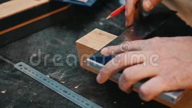 木工行业-一名木工用铅笔和标尺在木刻上做记号