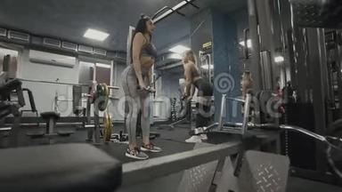 女子在慢动作模拟器中做<strong>背部肌肉</strong>运动