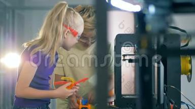 儿童工程机器人打印在3D打印机上。 4K.
