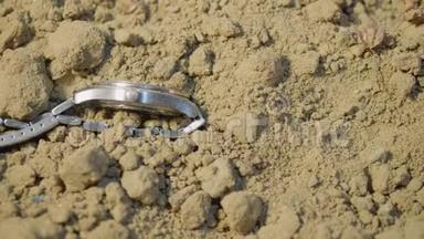 用金属手镯在沙子里观察。 飞机失事后的发现