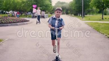 这个男孩在公园里的滑板车上滑冰，夏天阳光明媚的天气里，人们心情很好。 高清高清