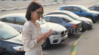 女人手里拿着智能手机，年轻的女人从手机外面上网。
